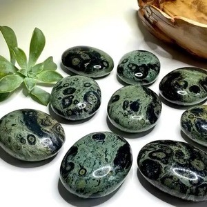 Pierre de méditation ovale sculptée en jaspe Kambaba vert naturel poli du Gujarat pour la guérison, la méditation, les chakras et le Reiki (vente en gros) - Product Image 3