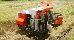 La cosechadora Kubota más vendida DC 70 Pro 70HP Motor para una cosecha de arroz eficiente con eficiencia de combustible y alta productividad - Product Image 6