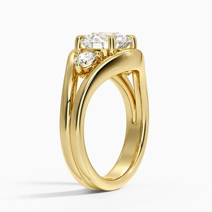Anillo de compromiso clásico con tres diamantes laterales y bisel decorativo - Product Image 3