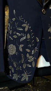 Traje de esmoquin azul marino para hombre con bordado de diseño y pedrería floral – Traje de novio de lujo de 3 piezas - Product Image 4