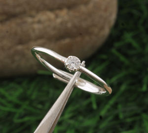 Anillo Minimalista de Plata de Ley 925 con Circonita Cúbica, Anillo Delicado Apilable con Engaste de Bisel, Joyería para Mujer para Uso Diario y Fiestas - Product Image 4