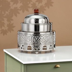 ถาดอุ่นอาหารสีทองหรูหรา ฝาปิดทรงโดมแบบตอกลาย หัวจุกทรงกลมสีน้ำตาล และฐานตั้งแบบฉลุลายสวยงาม เหมาะสำหรับงานแต่งงาน - Product Image 4