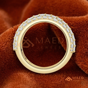 Anillo de boda de lujo de oro amarillo de 14K con triple fila de moissanita de corte esmeralda y diamantes de laboratorio horizontales de oriente a oeste para mujer - Product Image 3