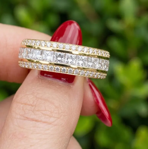 Anillo de Boda de Alta Calidad con Tres Hileras de Diamantes Cultivados en Laboratorio, Corte Princesa de 7MM de Ancho, Claridad VVS2, Engastados en Puntas, Chapado en Oro, Certificado IGI - Product Image 1