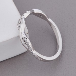 Anillo de boda trenzado con diamantes cultivados en laboratorio, certificados por IGI, con diamantes pavé en oro de 18 quilates para mujer - Product Image 3
