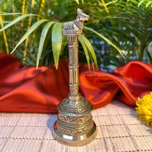 Cloche rituelle bouddhiste tibétaine contemporaine en métal avec poignée Vajra dorée et visage de divinité, portable, GLOSSY TOUCH ART - Product Image 5