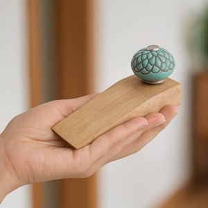 Butée de porte artisanale en bois recyclé avec bouton en céramique - Vente en gros - Product Image 3