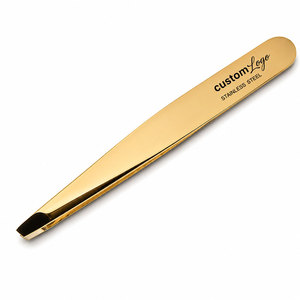 Pince à épiler en acier inoxydable plaqué or avec pointe inclinée, outil de beauté de précision pour l'épilation des sourcils, logo personnalisé OEM - Product Image 1