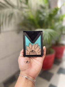 ที่ใส่บัตรเครดิตหนังสีเทอร์คอยส์สไตล์ตะวันตกสำหรับทุกเพศ - Product Image 1