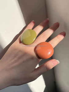 Vente en gros personnalisée de la meilleure qualité fabriquée à la main de haute qualité belle bague en résine colorée pour les femmes faite à la main en Inde - Product Image 2