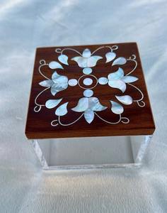 Coffrets cadeaux Ramadan et Eid avec couvercle en bois incrusté de nacre et base en acrylique, d'inspiration traditionnelle arabe, fabriqués en Inde - Product Image 1