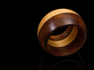 Anneau de serviette en bois moderne avec finition bicolore pour la décoration de table - Product Image 1