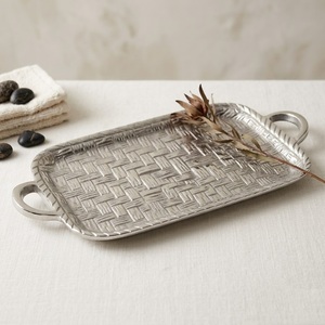 Bandeja de Servir de Metal Plateado de Lujo con Diseño de Mimbre y Asas, Elegante Plato Rectangular Decorativo para Fiestas - Product Image 1