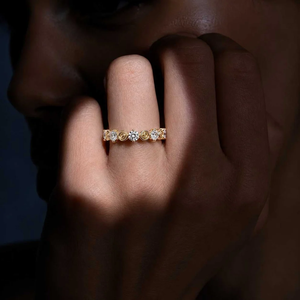Bague de fiançailles moderne pour femme en or rose avec diamant taille brillant rond, style luxueux et design élégant - Product Image 2