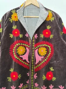 Chaqueta de Terciopelo Marrón Oscuro Hecha a Mano para Mujer, con Bordado Floral Vibrante Suzani, Estilo Boho Chic, Reversible, Kimono Abierto por Delante - Product Image 5