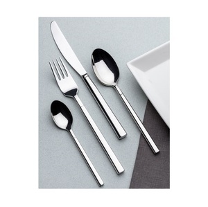 Couverts en métal artistiques pour la table, compagnons d'hôtellerie développés pour sublimer les repas résidentiels avec un attrait décoratif intemporel - Product Image 6