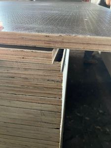 ไม้อัดฟิล์มกันลื่นแบบขายส่ง แกนไม้เนื้อแข็ง ใช้กาวฟีนอลิก ขนาด 1220x2440 มม. 1250x2500 มม. สำหรับงานต่อเรือ/งานก่อสร้างนั่งร้าน - Product Image 2