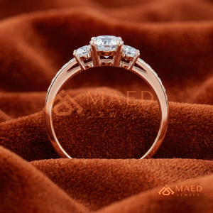 แหวนสามเม็ดโรสโกลด์ 14K สุดโรแมนติก |   แหวนวันครบรอบทรงกลมสไตล์วินเทจ |   แหวนหมั้นประดับเพชรทรงสแกลลอปสีชมพูทอง - Product Image 3