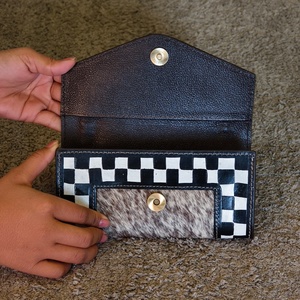 กระเป๋าคลัทช์หนังวีนัส ดีไซน์หรูหรา แกะสลักด้วยมือจากหนังวัวแท้ พร้อมสายคล้องมือ ป้องกัน RFID ความจุขนาดใหญ่ ปิดด้วยกระดุม - Product Image 3