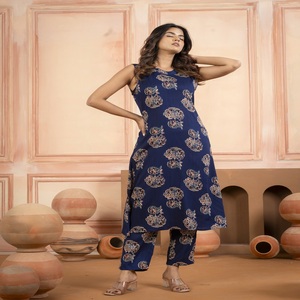 Ensemble Kurti et pantalon pour femme, bleu marine imprimé, sans manches, tenue ethnique décontractée, ensemble Kurti droit - Product Image 1