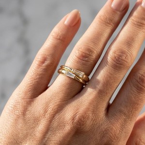Bague empilable unisexe en or massif 14 carats avec diamants taille baguette conique de 0,25 carat chacun, cultivés en laboratoire, idéale pour les fêtes, les propositions et comme cadeau pour elle. - Product Image 5