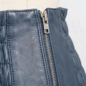 Mini-jupe en cuir PU pour femme, taille élastique, volants, style évasé, couleur unie, toutes saisons - Product Image 5