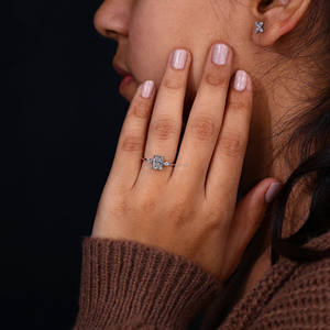 Anillo de compromiso de diamante cultivado en laboratorio de corte radiante, corte lateral de marquesa, estilo de tres piedras en oro blanco de 18 quilates de moda para regalos de aniversario - Product Image 4
