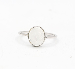 Bague Solitaire en Argent Sterling Massif 925 avec Pierre de Lune Arc-en-ciel Naturelle Ovale Sertie en Bezel, Bijoux Fins, Memoria Jewels - Product Image 1