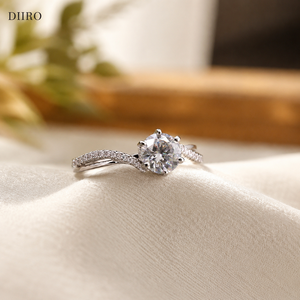 Anillo de Compromiso de Oro Blanco Vermeil de 14K con Diamantes Redondos Brillantes y Banda Trenzada de Moissanita para Mujer - Product Image 4