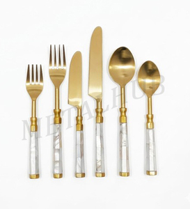 ชุดช้อนส้อมสแตนเลสสีทองด้าน 6 ชิ้น พร้อมด้ามจับเปลือกหอยคาปิซสีขาว ชุดช้อนส้อมมีด ช้อน ชุดอุปกรณ์รับประทานอาหารบนโต๊ะอาหาร - Product Image 3