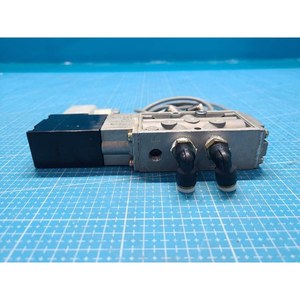 Vanne solénoïde Hitachi M-501AW 5 ports, utilisée comme pièce détachée pour équipement semi-conducteur d'époque - Product Image 5