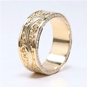 Bague classique en or jaune avec gravure complexe et diamants latéraux naturels taille brillant rond pour mariage, unisexe - Product Image 1