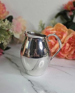 Pichet à eau contemporain en acier inoxydable martelé avec couvercle – Carafe élégante en métal pour cuisine, restaurant, hôtel et banquet - Product Image 1