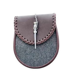 Sporran en cuir PU vegan marron, style écossais traditionnel, fait main, avec fermoir à broche, pour homme. - Product Image 3