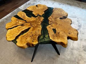 Mesa de Centro Moderna Hecha a Mano de Madera y Resina Epoxi con Patas de Hierro y Diseño de Borde Natural, Mueble Ecológico y Duradero para el Hogar - Product Image 3