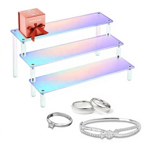 Estante de exhibición de joyería acrílico de 3 niveles con efecto arcoíris aurora, organizador de escritorio moderno para decoración del hogar, ligero y de fácil montaje - Product Image 1