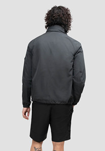 Chaqueta cortavientos de nailon negro para hombre con logotipo personalizado de alta calidad, ligera, impermeable, de tela softshell. - Product Image 2