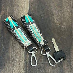 พวงกุญแจหนังวัวแท้สลักลายด้วยมือแบบสั่งทำใหม่ล่าสุด พร้อมตัวล็อคโลหะ เหมาะสำหรับเป็นของขวัญ - Product Image 5