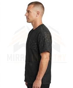 Blouse de travail noire à manches courtes pour homme avec motif empreinte de patte et poches avant, en polyester respirant - Product Image 3