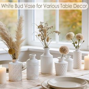 Set di 12 Vasi in Vetro Opaco Bianco, Piccoli Centrotavola Minimalisti per Matrimoni, Decorazioni per Tavoli e Davanzali - Product Image 6