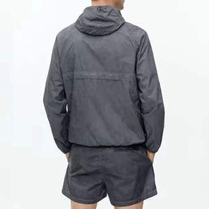 Conjunto corto personalizable para hombre, chaqueta y pantalones cortos de poliéster y nailon premium a prueba de viento, ropa deportiva para exteriores. - Product Image 2