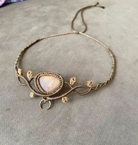 Collar Colgante de Macramé Hecho a Mano con Piedra Lunar Marrón Ajustable, Amuleto Bohemio de Luna, Joyería de Cristal Curativo al por Mayor - Product Image 1