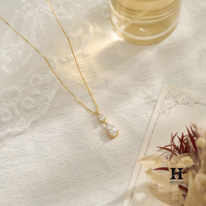 Pendentif élégant en diamant de laboratoire taille poire, collier minimaliste en or 14 carats pour femme - Product Image 5