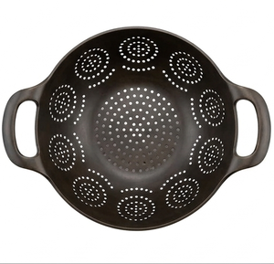 Passoire vintage en métal bronze avec poignées et motif floral ajouré - Product Image 3