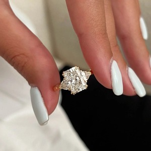 Bague de fiançailles de luxe en or 14K/18K avec trois diamants de laboratoire taille radiant de 3 carats, certifiée IGI, pour mariage - Product Image 3
