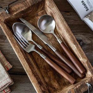Ensemble de couverts en acier inoxydable faits à la main avec manche en bois pour une décoration de cuisine rustique et une table à manger élégante - Product Image 3