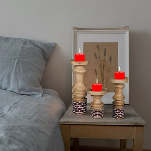 Porte-bougie en bois artisanal au design élégant, lot de 3, base émaillée, pour bougies piliers, offrant des options de personnalisation décoratives. - Product Image 3