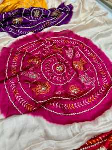 Sari de Seda Premium Bandhani Gotta Patti |   Sari Étnico Indio para Novia con Estampado Digital |   Ropa para Fiestas y Bodas - Product Image 3