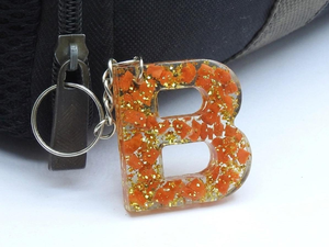 Porte-clés en résine fait main avec lettres, garni de copeaux de corail et de feuille d'or, breloque personnalisée, monogramme personnalisé, lettres de son nom, formes variées - Product Image 5