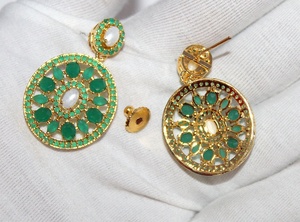 Hermosos Pendientes y Collar de Perlas y Esmeraldas Naturales con Baño de Oro, Estilo Vintage, Precio al por Mayor - Product Image 5